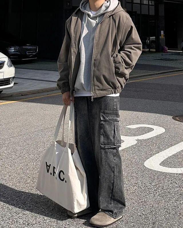 气穿搭这3套时尚有范尽显潮男魅力！AG旗舰厅网站男生“冬季必备”的帅(图3)