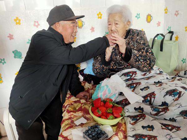 余年义务接生3000余新生娃 一生撒爱无怨无悔AG旗舰厅平台山东胶州：106岁老人孙鲍氏40(图4)