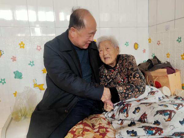 余年义务接生3000余新生娃 一生撒爱无怨无悔AG旗舰厅平台山东胶州：106岁老人孙鲍氏40(图2)