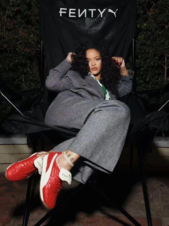 鞋出圈！Rihanna、NewJeans联名款释出AG旗舰厅·(中国)网站Lisa、王嘉尔加持LV潮(图2)