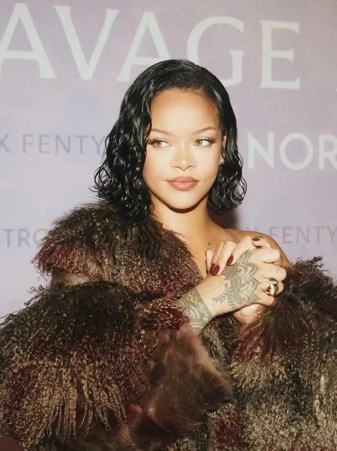 鞋出圈！Rihanna、NewJeans联名款释出AG旗舰厅·(中国)网站Lisa、王嘉尔加持LV潮(图3)