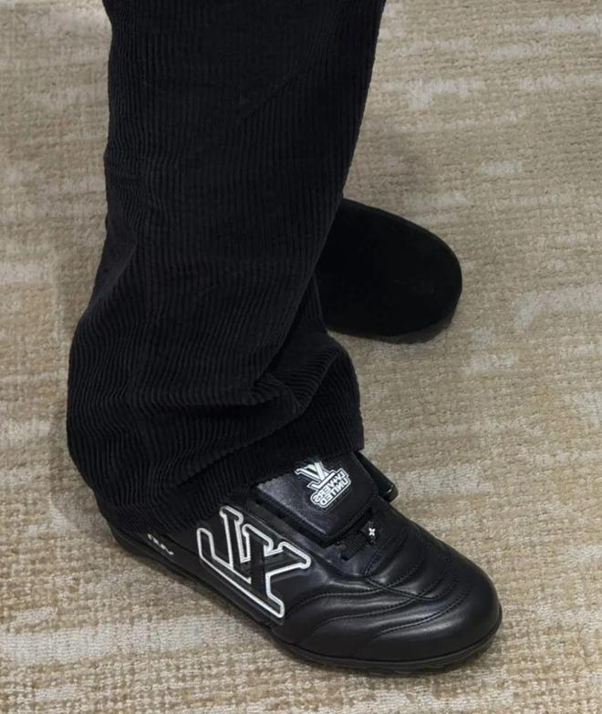 鞋出圈！Rihanna、NewJeans联名款释出AG旗舰厅·(中国)网站Lisa、王嘉尔加持LV潮(图12)