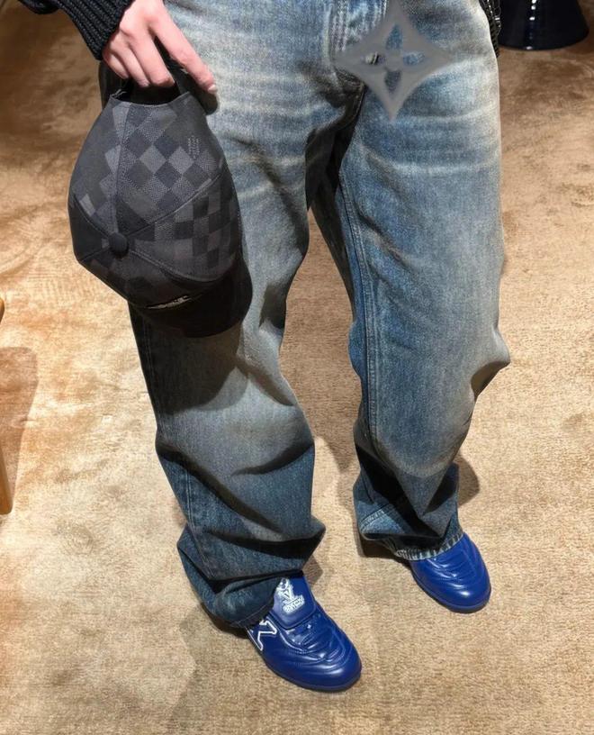 鞋出圈！Rihanna、NewJeans联名款释出AG旗舰厅·(中国)网站Lisa、王嘉尔加持LV潮(图16)