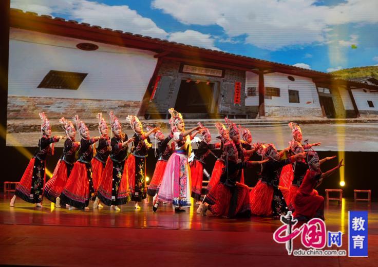 三双布鞋》在赣南师范大学首演AG旗舰厅中国区红色文旅剧《(图1)